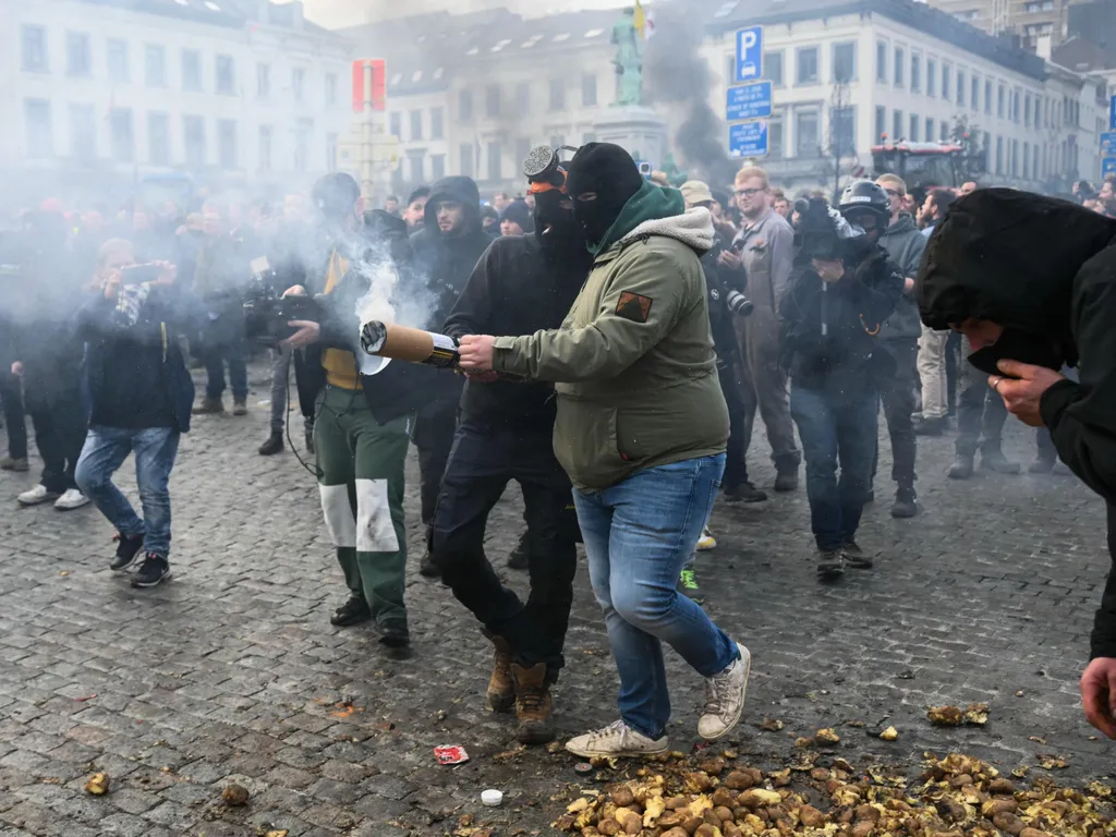 Gazdatüntetés Brüsszelben, GazdatüntetésBrüsszelben, Gazdatüntetés, Brüsszel, mezőgazdaság,
Farmers use a pyrotechnic device in front of the European Parliament, during a farmers' protest to denounce the reforms of the Common Agricultural Policy (CAP)