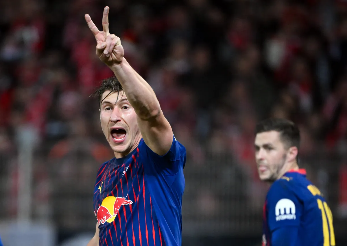 13 December 2025, Berlin: Soccer: Bundesliga, 1. FC Union Berlin - RB Leipzig, Matchday 14, An der Alten Försterei. Willi Orbán (l, RB Leipzig) gives instructions. Photo: Soeren Stache/dpa - IMPORTANT NOTE: In accordance with the regulations of the DFL German Football League and the DFB German Football Association, it is prohibited to utilize or have utilized photographs taken in the stadium and/or of the match in the form of sequential images and/or video-like photo series. (Photo by SOEREN STACHE / dpa Picture-Alliance via AFP)
