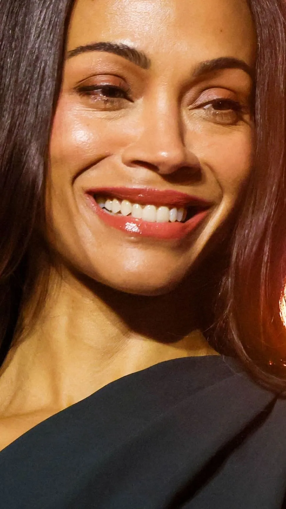 Elképesztő: bugyi nélkül jelent meg egy eseményen a gyönyörű színésznő – galéria