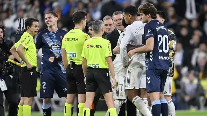 Döbbenetes pofont kapott a Real Madrid, Xabi Alonso nekiment a bírónak