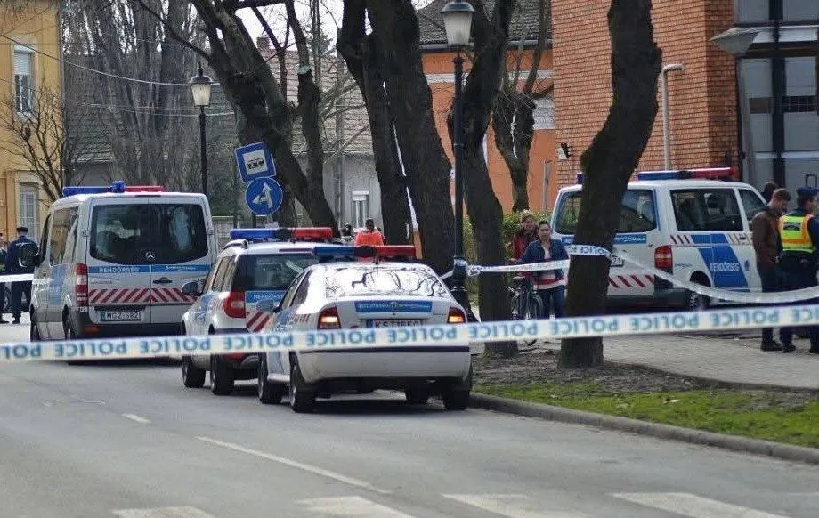 Kalasnyikovval rontott be a bíróság épületébe a lövöldöző férfi, aki ügyészeket akart ölni.
