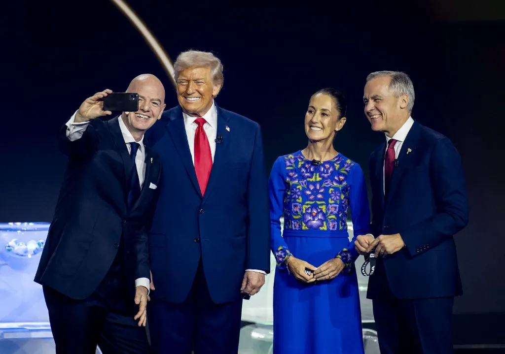 Gianni Infantino FIFA-elnök és az Egyesült Államok elnöke, Donald Trump a 2026-os labdarúgó-világbajnokság Washingtonban rendezett sorsolásán
