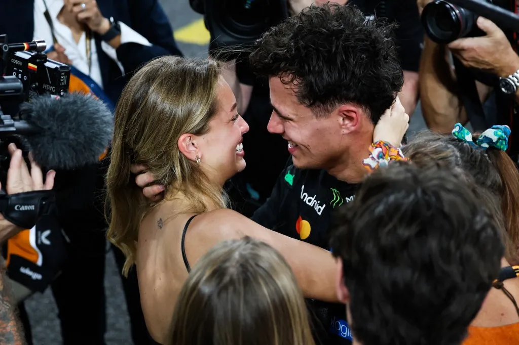 Lando Norris és barátnője, Magui Corceiro a világbajnoki csók pillanatában — mindenki erről beszél.