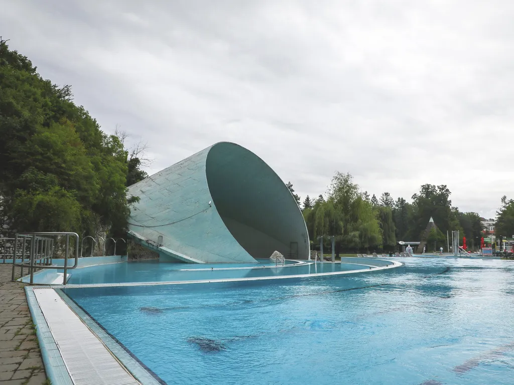 Miskolci barlangfürdő, Miskolcibarlangfürdő, Miskolc, Miskolctapolca, 
 20250709 Miskolc
A Miskolci Barlangfürdő kagylómedencéje és kupolája.
Fotó: Mogyorósi Zsolt Pipó MZSP
Észak-Magyarország