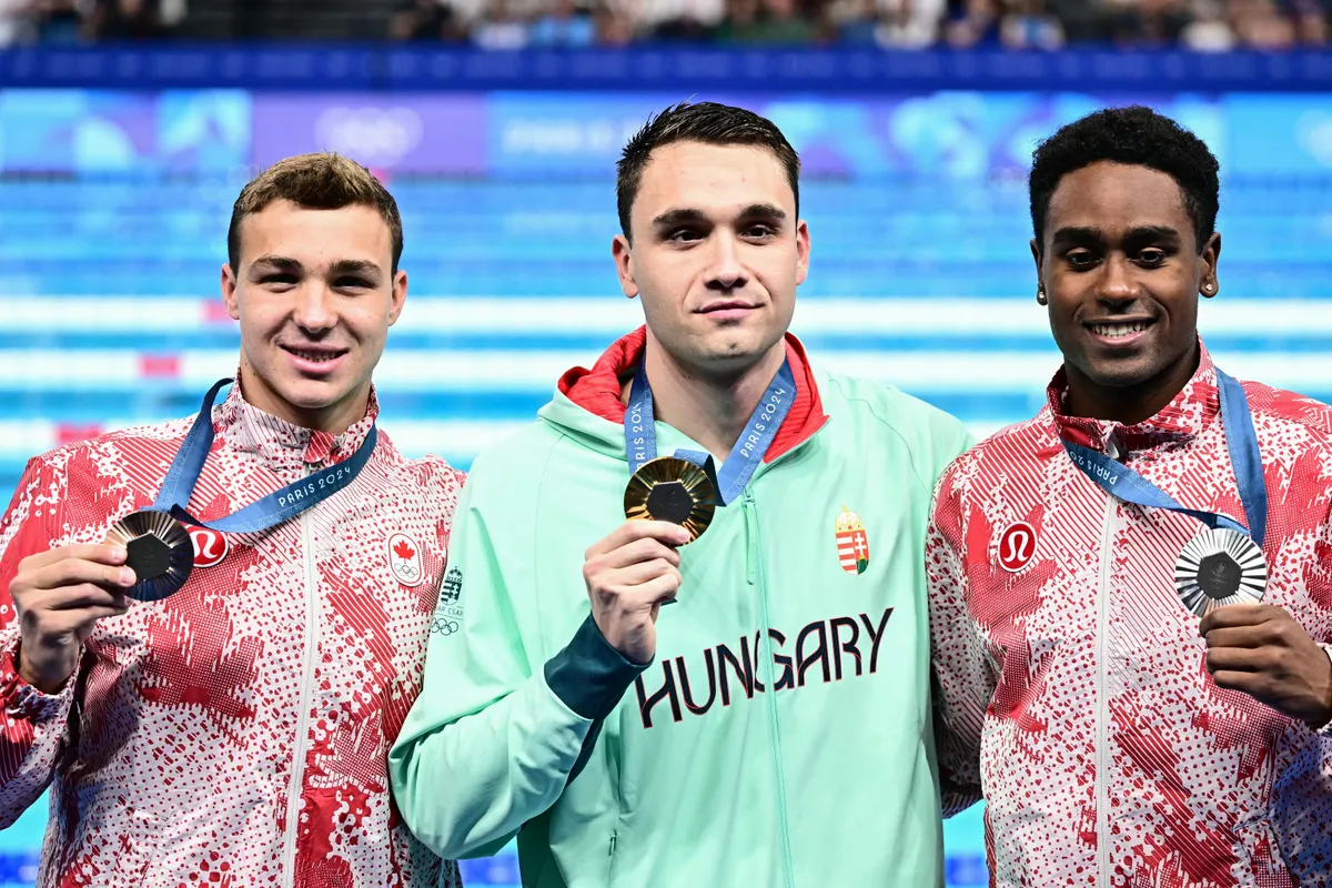 Milák Kristóf (középen) az olimpiai aranyérmével Párizsban
