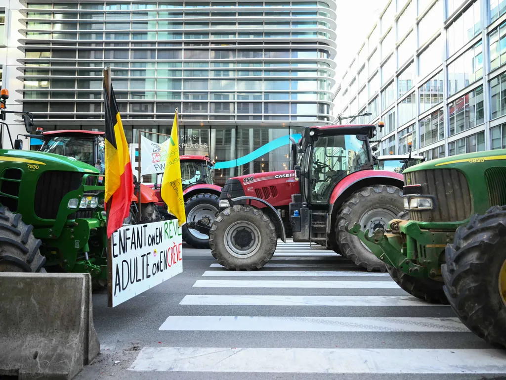 Gazdatüntetés Brüsszelben, GazdatüntetésBrüsszelben, Gazdatüntetés, Brüsszel, mezőgazdaság,
Tractors park in line near the European Parliament district, during a farmers' protest to denounce the reforms of the Common Agricultural Policy (CAP) and trade