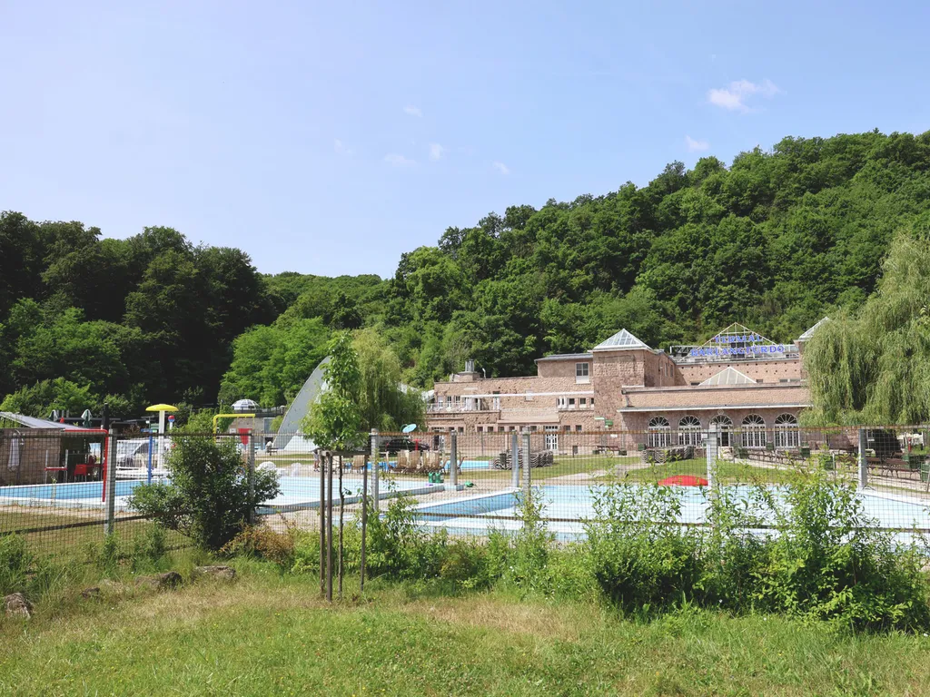 Miskolci barlangfürdő, Miskolcibarlangfürdő, Miskolc, Miskolctapolca, 
 20250610 Miskolc
A Barlangfürdő kültéri medencéi.
Fotó: Vajda János VJ
Észak-Magyarország