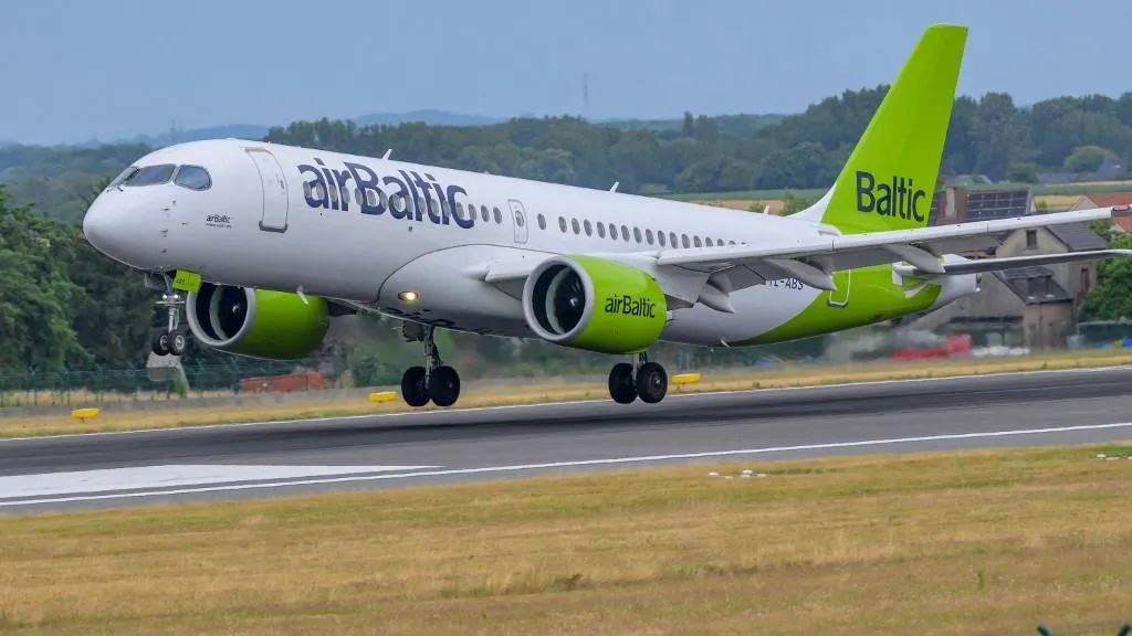 brüsszeli repülőtér, An Air Baltic Airbus A220-300 lands at Zaventem International Airport in Brussels, Belgium, on June 27, 2025. (Photo by Jonathan Raa/NurPhoto) (Photo by Jonathan Raa / NurPhoto via AFP)