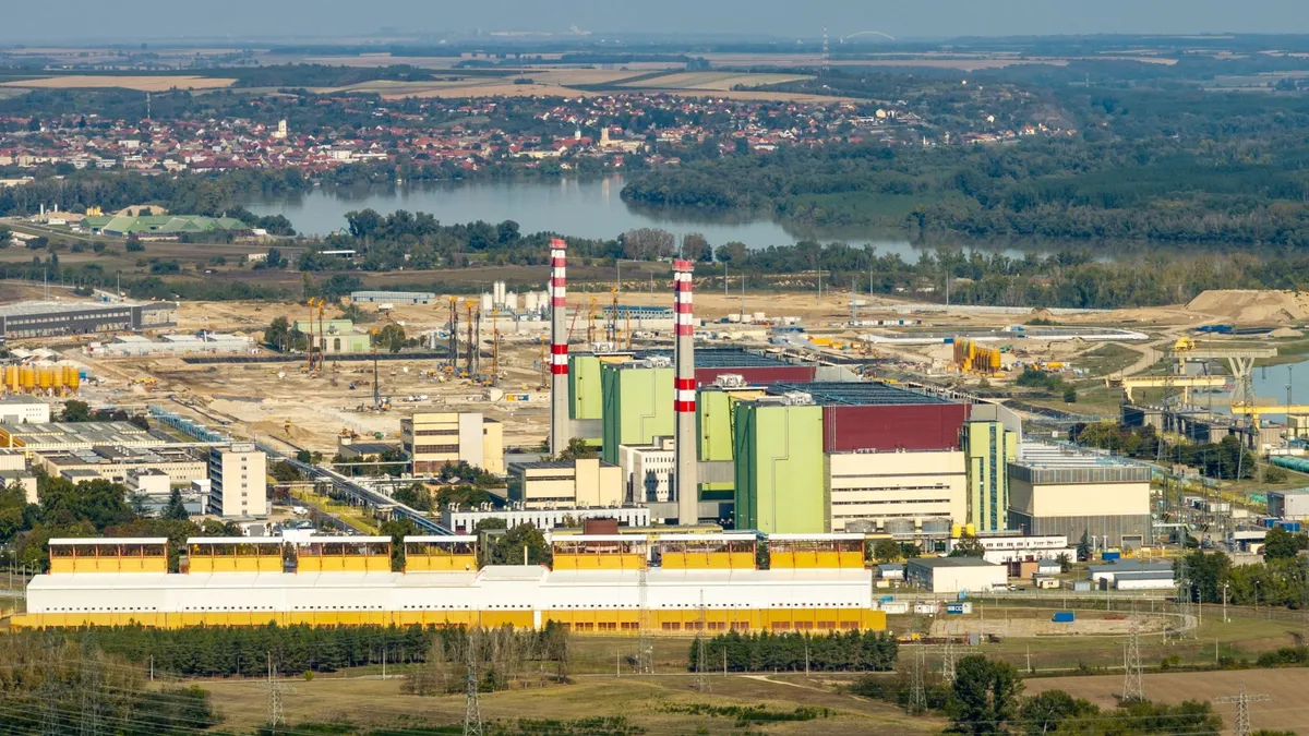 Paks, 2024. szeptember 22.
Az áradó Duna a Paksi Atomerőműnél 2024. szeptember 22-én. Az Energiaügyi Minisztérium közlése szerint továbbra sem veszélyezteti az árvíz az energiaellátás biztonságát. Az erőműnél szeptember 20-án reggeltől másodfokú árvízvédelmi készültség van érvényben. Az erőmű tűzoltószervezete és a vízügyi szakemberek folyamatos felügyeletet biztosítanak a gát és a zsilipek felett.
MTI/Jánossy Gergely