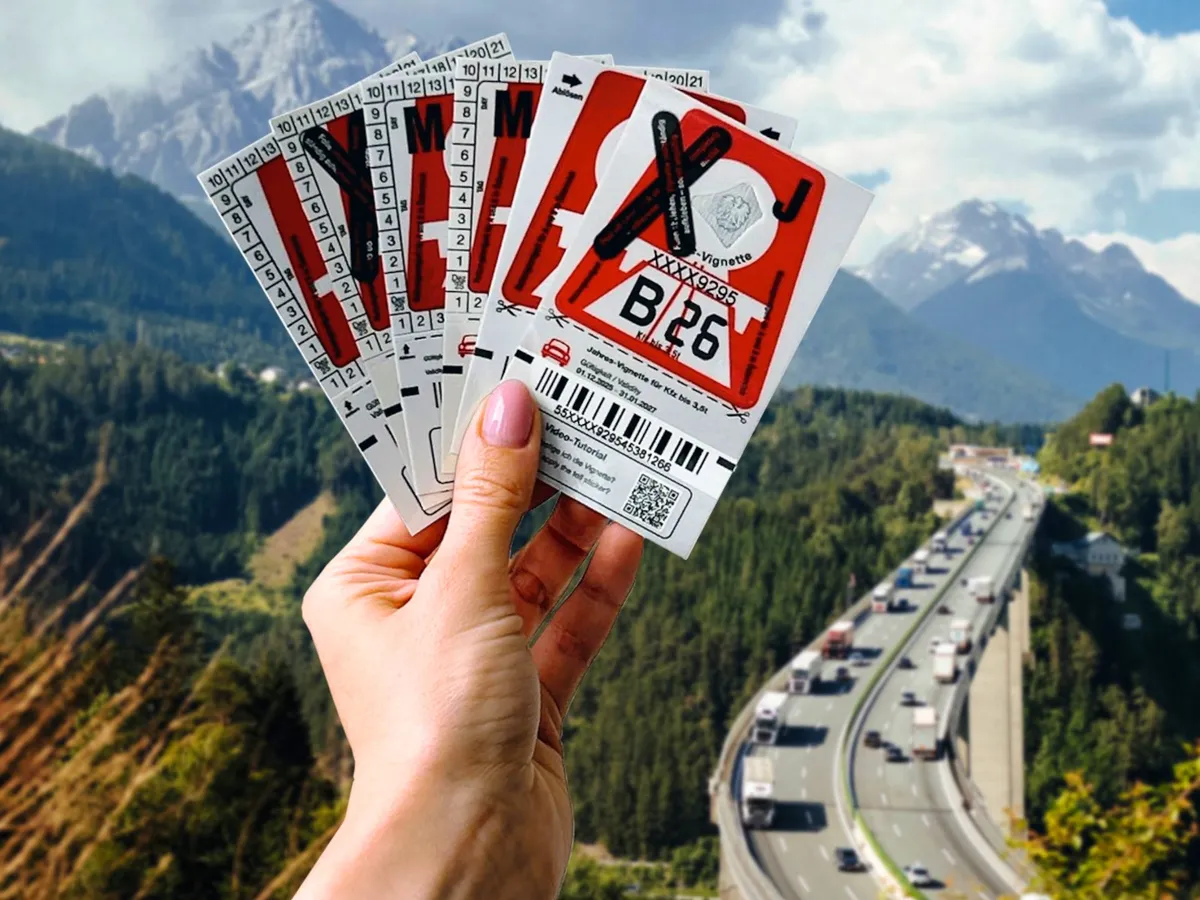 Osztrák autópálya-matrica csokor alpesi táj előtt.