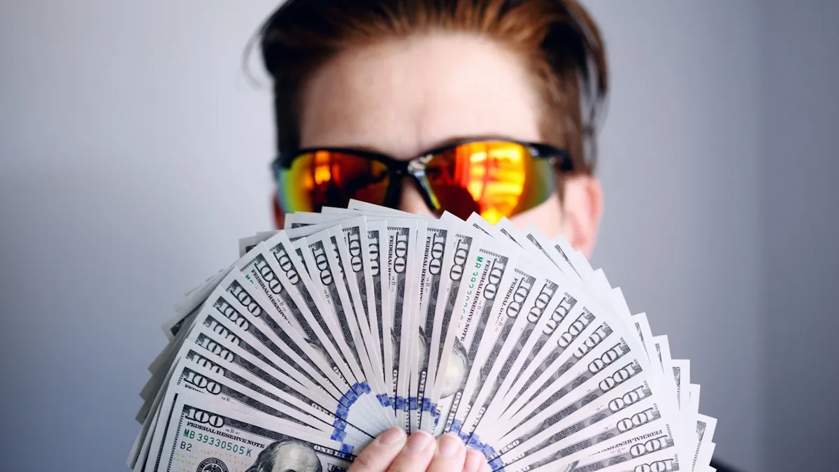 Néhány pici költség kifizetése után óriási pénzt ígérnek az előlegcsalásban utazók
