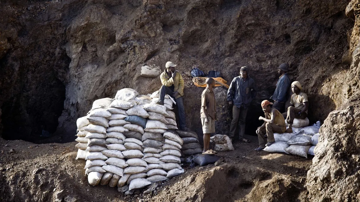 kongói bányászat, kongóibányászat, Kongó, Kongó bányászat, Kongóbányászat,
Kawama is the largest site kept for the artisanal miners. Here they look for heterogenite, a mix of copper, cobalt and other minerals.
© Gwenn Dubourthoumieu / eyevine
Contact eyevine for more information about using this image:
T: +44 (0) 20 8709 8709
E: info@eyevine.com
http:///www.eyevine.com The Copper Eaters by Gwenn Dubourthoumieu
The "copper belt" situated in the Southeast of the Democratic Republic of the Congo, holds 34 % of the world reserves of cobalt and 10 % of the world copper reserves. Early 2011, the copper price reached its historic record: $10000 US per ton on the London Metal Exchange. Taking advantage of this unprecedented boom and of the liberalization of the mining sector, immense fortunes are made, shielded behind an opaque management of the revenues. Until now, this wealth has benefited only a minority of wheeler-dealers close to the power. Paradoxically, the situation of the some 200000 "creuseurs" (artisan miners) who make up the majority of the workers has worsened. This sharp rise in prices has attracted multinational companies that chased thousands of them away from the richest sites. Only 25 % of this non-qualified workforce were re-employed by the formal sector. The others make do with the exploitation of the backfills or the waste water of the industries, still decreasing their life expectancy as well as their income. The revolts are not rare but are violently repressed.