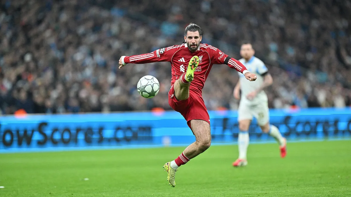 Mi történt? Szoboszlairól majdnem letépték a mezt – fotó