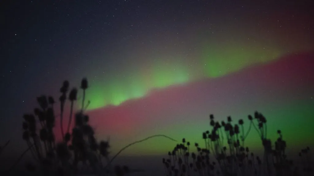 A sarki fény Magyarországon - ABAUJVAR, HUNGARY - JANUARY 19: A breathtaking aurora borealis, so-called northern light appeared on the night sky above most of Europe, also spotted above the village of Abaujvar, Hungary on 19 January 2026. As many people turned their eyes towards the northern part of the night sky, some experts commented that tonight’s show made people feel as if they were in the Scandinavians. Robert Nemeti / Anadolu (Photo by Robert Nemeti / Anadolu via AFP)
