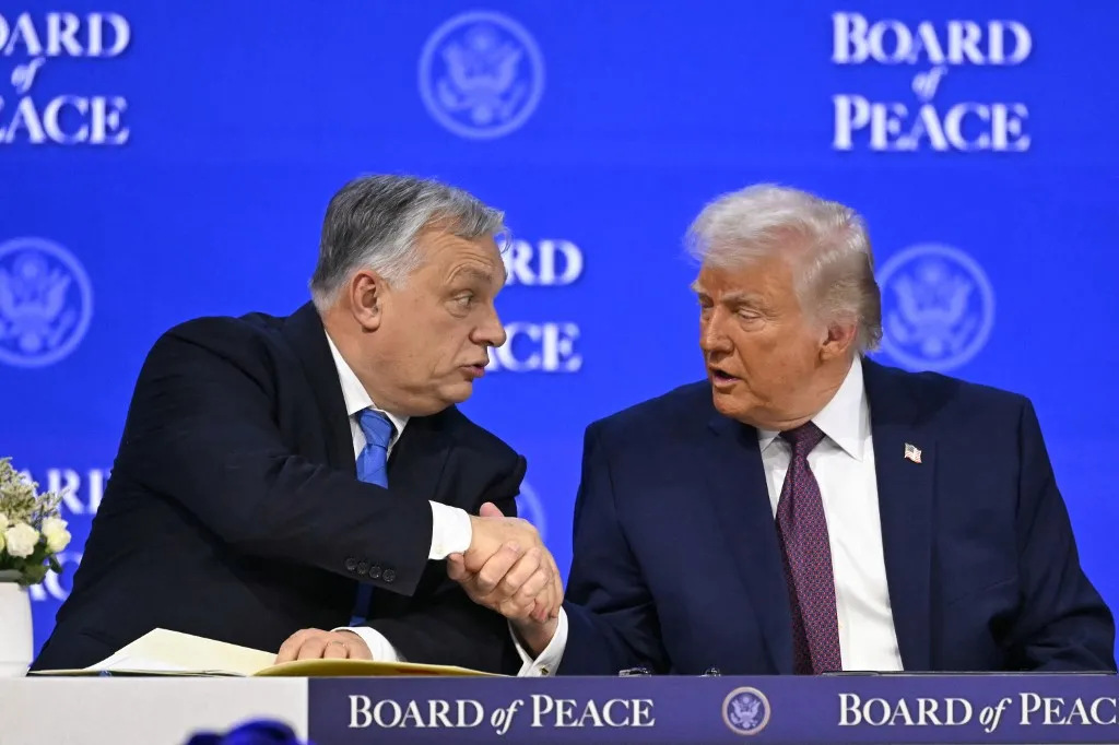 Orbán Viktor magyar miniszterelnök kezet fog Donald Trump amerikai elnökkel a Világgazdasági Fórum (WEF) éves davosi ülésén tartott „Béketanács” ülésén, 2026. január 22-én