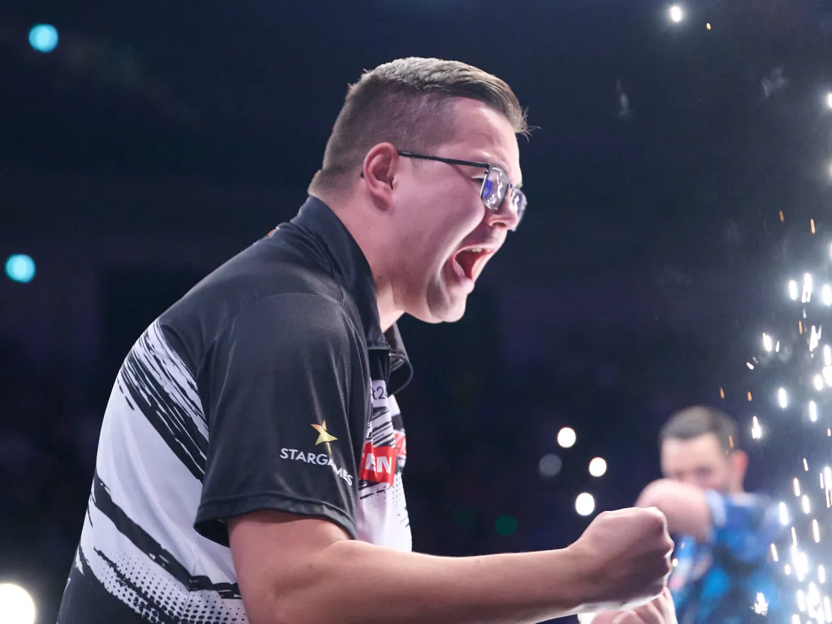 dpatop - 26 October 2025, North Rhine-Westphalia, Dortmund: Darts: European Championship, Final: G. van Veen (Netherlands) - L. Humphries (Great Britain). Gian van Veen celebrates after the last throw. Photo: Bernd Thissen/dpa (Photo by BERND THISSEN / dpa Picture-Alliance via AFP)