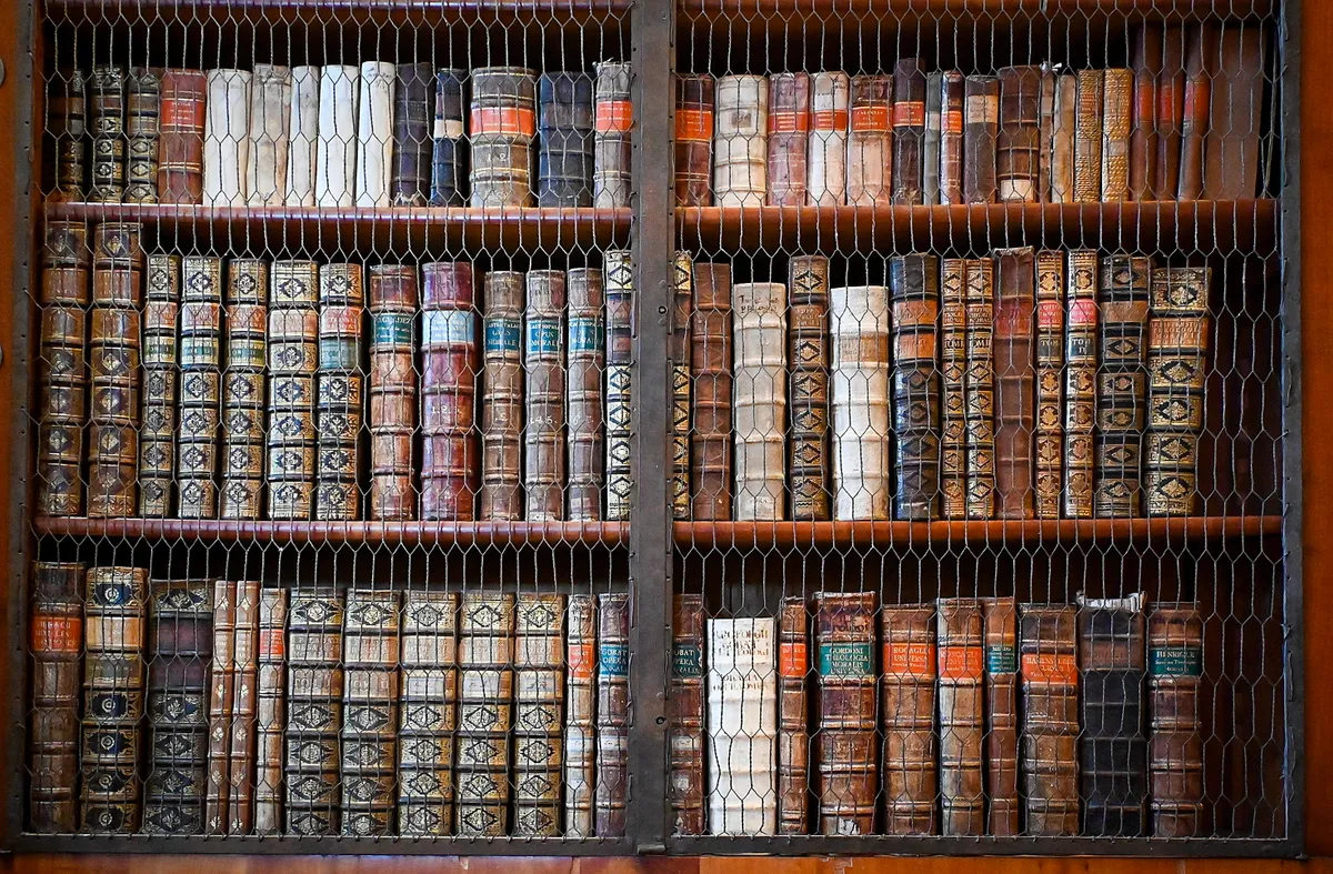 Pannonhalma, 2026. január 20.
Könyvek a Pannonhalmi Főapátsági Könyvtárában az újranyitásáról tartott sajtótájékoztató napján, 2026. január 20-án. Nyolc hónapnyi munkával sikerült megmenteni a könyvtár állományát a kenyérbogár-fertőzéstől, így a klasszicista teremkönyvtár ismét fogad látogatókat.
MTI/Krizsán Csaba