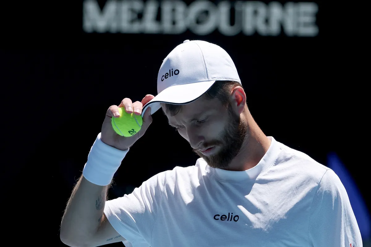 Corentin Moutet foghatta a fejét a Carlos Alcaraz elleni baki után, a világelső simán jutott az Australian Open nyolcaddöntőjébe