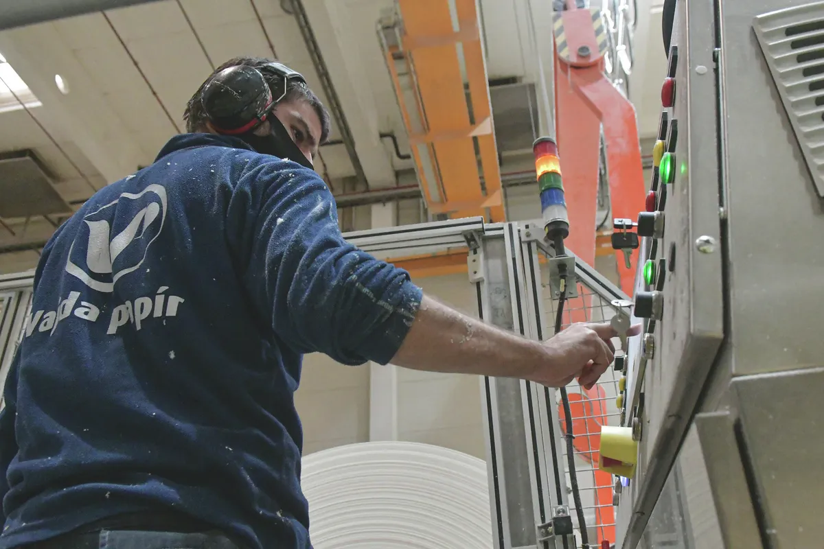 válság, 201110 DunaszentgyörgyTöbb évtizedes szünet után újraindul a papírgyártás és -feldolgozás nappali szakképzése Magyarországon, a 2021–22-es tanévben. Ez derült ki a keddi sajtótájékoztatón a Vajda Papír Kft. dunaföldvári telephelyén.  Az Innovációs és Technológiai Minisztérium (ITM), a Magyar Kereskedelmi és Iparkamara (MKIK) és a Vajda Papír Kft. együttműködése teszi lehetővé.Fotó: Makovics Kornél MKTolnai Népújság