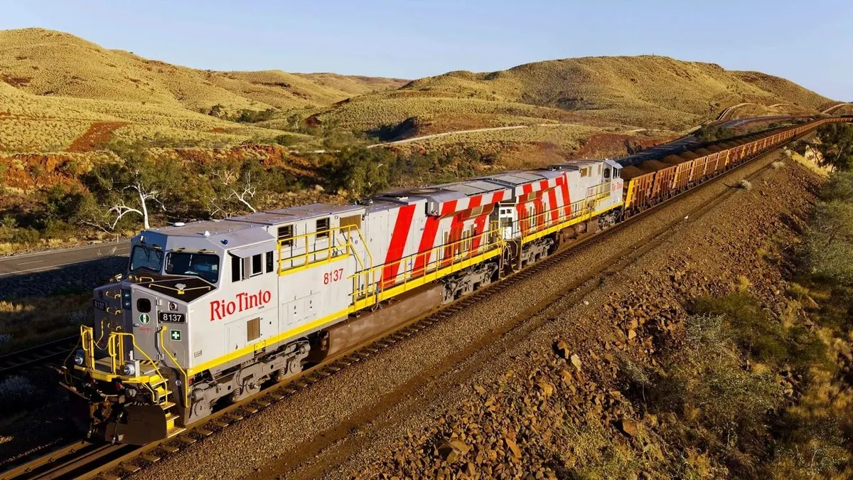 A Rio Tinto egyik bányavonata Nyugat-Ausztráliában, vasércet szállít