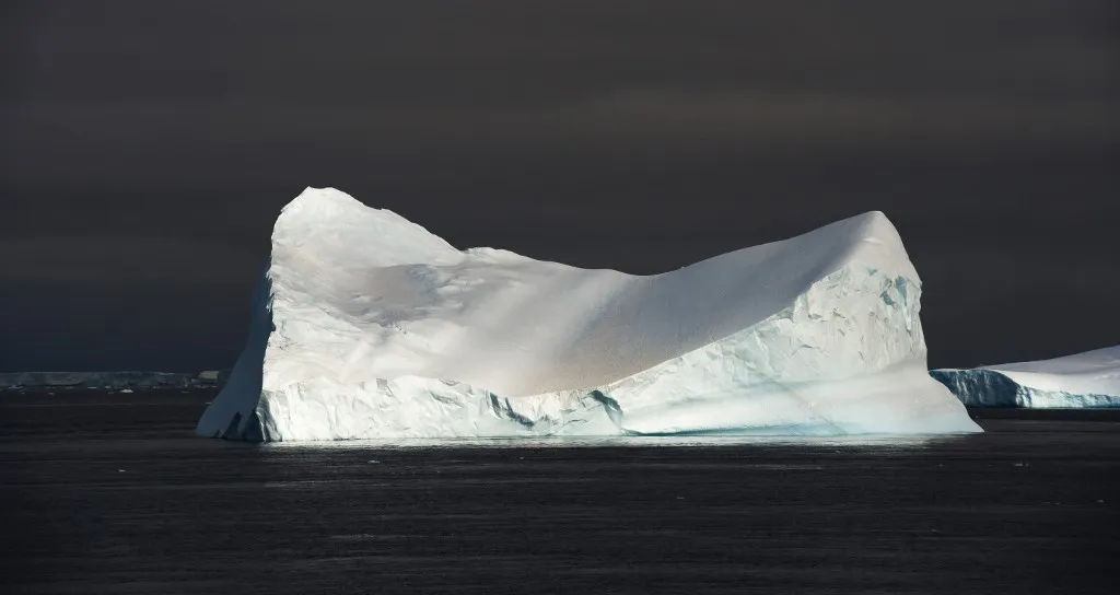 Az A-23A jéghegy a teljes szétesés szélén sodródik a melegebb óceáni vizeken.