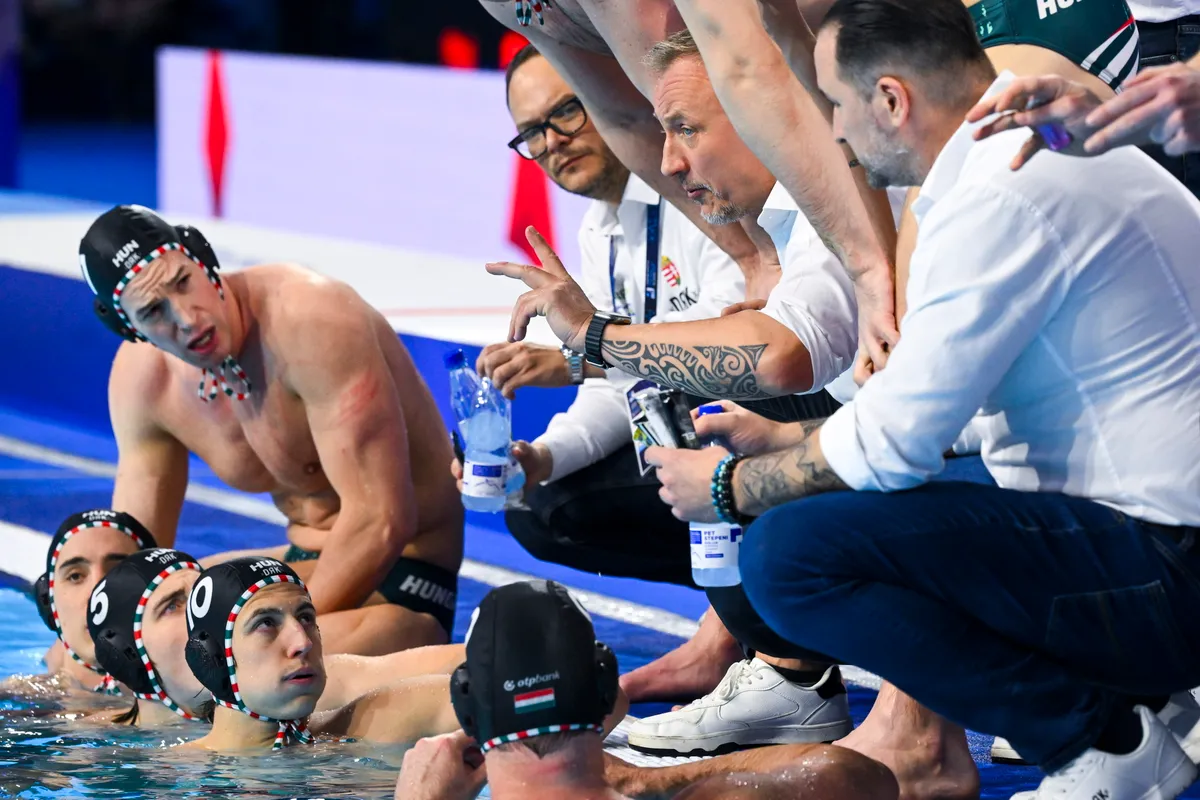 Belgrád, 2026. január 25.
Varga Zsolt szövetségi kapitány (j2) a belgrádi férfi vízilabda Európa-bajnokság döntőjében játszott Szerbia - Magyarország mérkőzésen a Belgrade Arenában 2026. január 25-én.
MTI/Czeglédi Zsolt