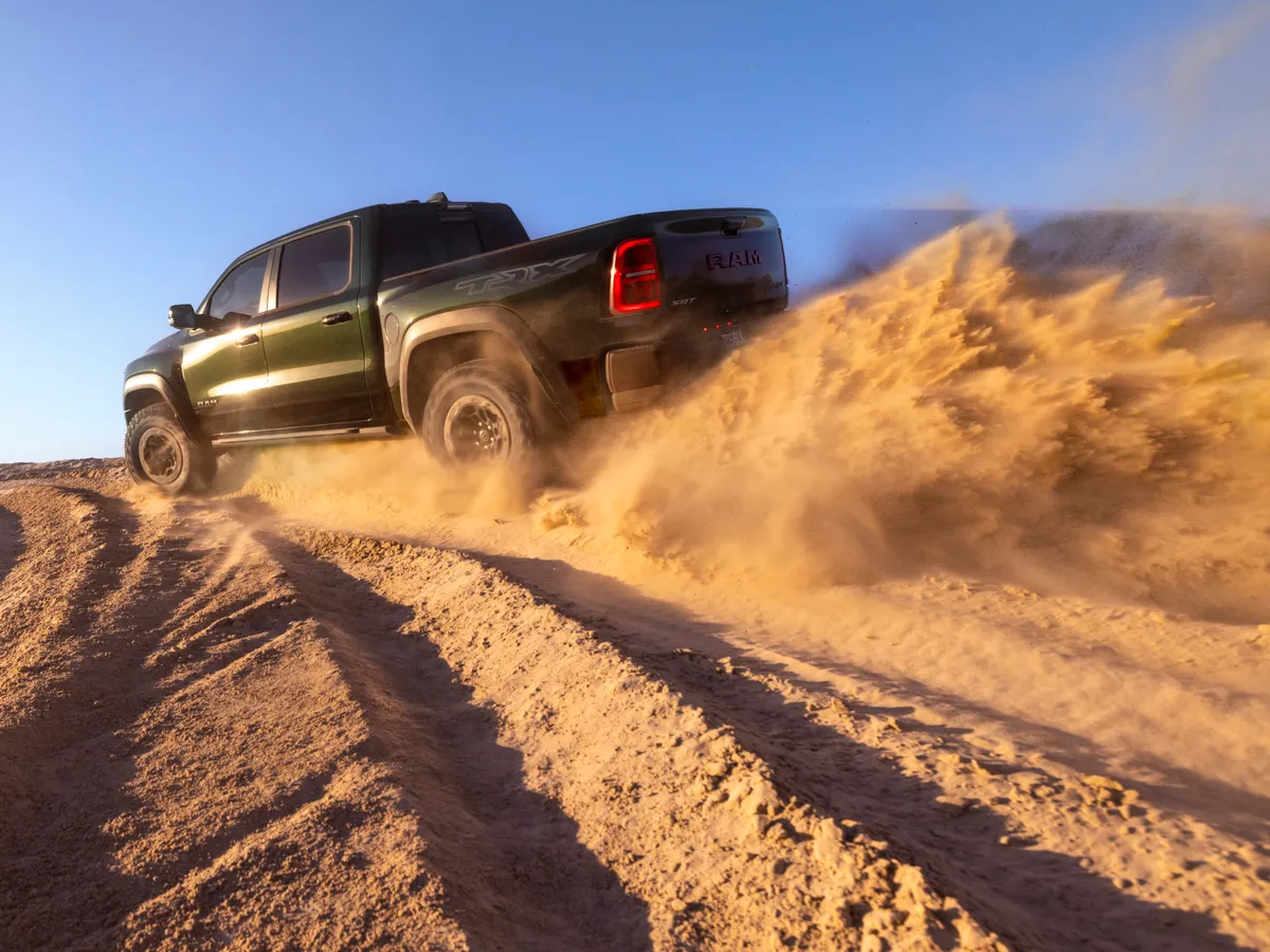 Homokdűnén száguld a Ram SRT TRX.