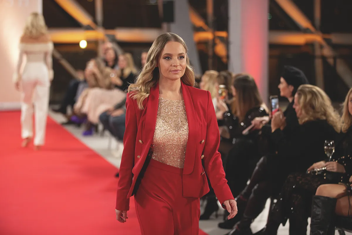 Iszak Eszter a hideg tél helyett a tengerpartot választotta — így élvezi a trópusi nyaralást.