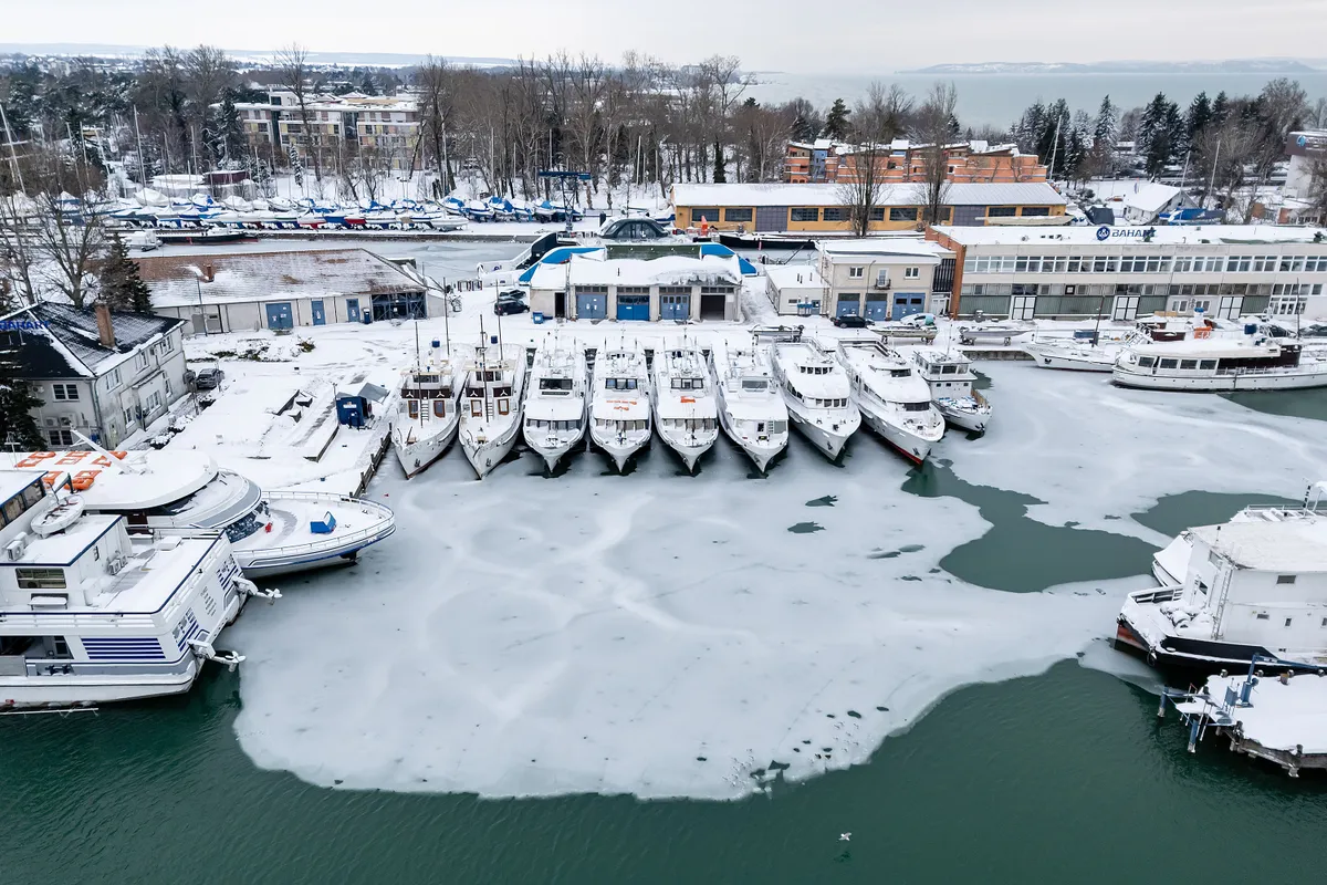 Siófok, 2026. január 7.A drónnal készült felvételen a siófoki kikötő a havazás után 2026. január 7-én.MTI/Vasvári Tamás, időjárás