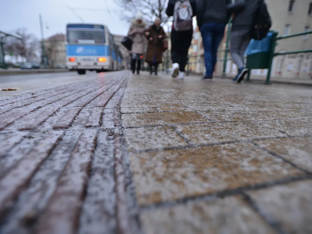 ónos eső vagy ólmos eső vegyes halmazállapotú, túlhűlt vízcseppekből álló csapadékfajta, ónoseső, időjárás, összeállítás, galéria, 2026