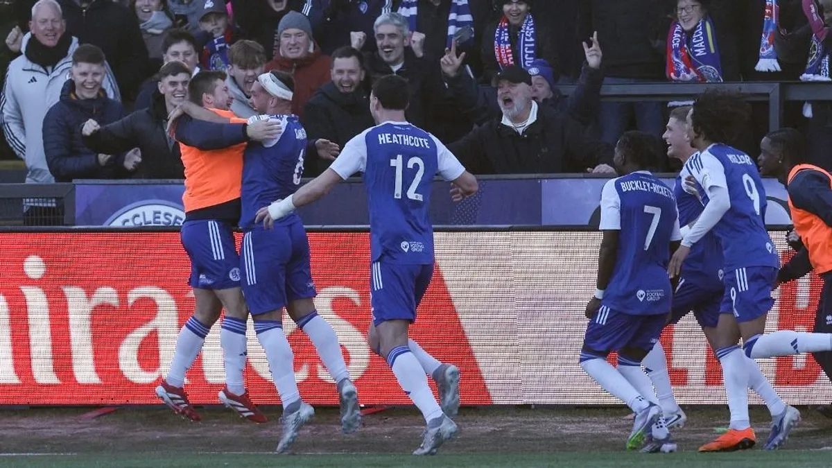 Hihetetlen futballcsoda: hatodosztályú csapat végezte ki az FA-kupa címvédőjét