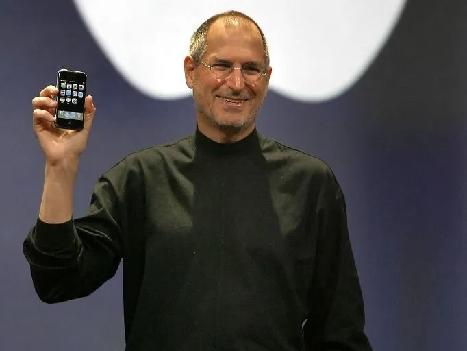 Steve Jobs bemutatja az első iPhone-t egy történelmi prezentáción, amely örökre megváltoztatta a mobiltelefonok világát
