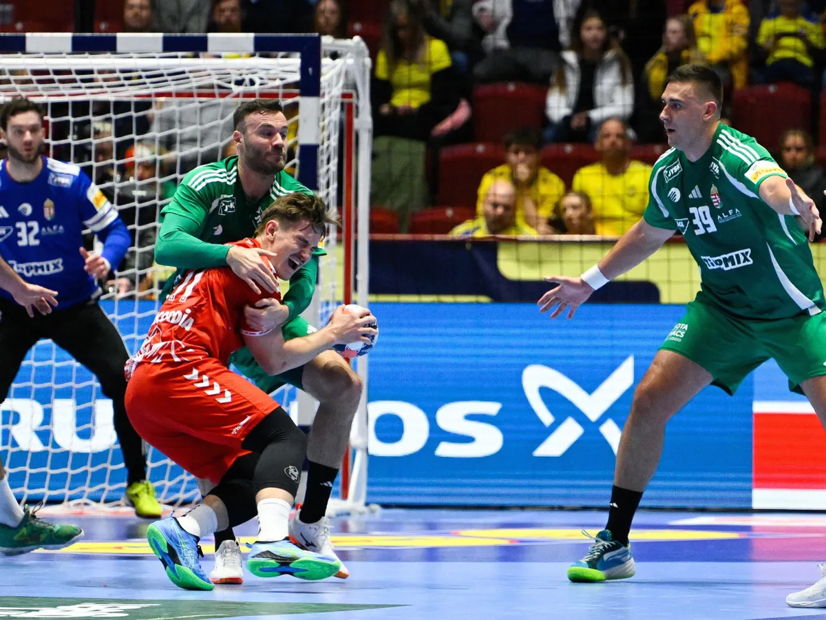 Malmö, 2026. január 23.
Szita Zoltán (b3) és Felix Aellen (b4), a svájci csapat játékosa a dán-norvég-svéd közös rendezésű férfi kézilabda-Európa-bajnokság középdöntőjének második csoportjának első fordulójában játszott Svájc - Magyarország mérkőzésen a svédországi Malmö Arénában 2026. január 23-án.
MTI/Hegedüs Róbert