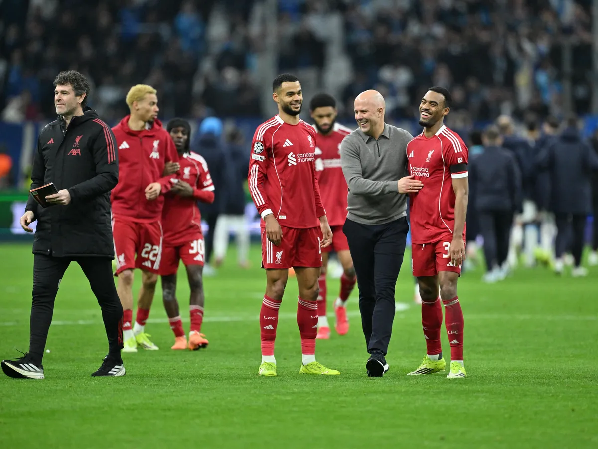 Arne Slot két tűz közé került, de a Liverpool legendái kiállnak mellette