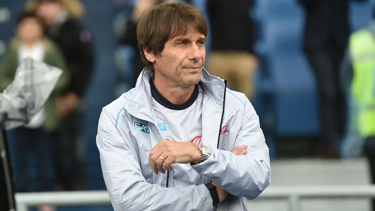 ROME, ITALY - JANUARY 4 : Head Coach Antonio Conte of SSC Napoli follows the Italian Serie A soccer match between SS Lazio and SSC Napoli at Stadio Olimpico on January 4,2025 in Rome, Italy. Claudio Pasquazi / Anadolu (Photo by Claudio Pasquazi / Anadolu via AFP)