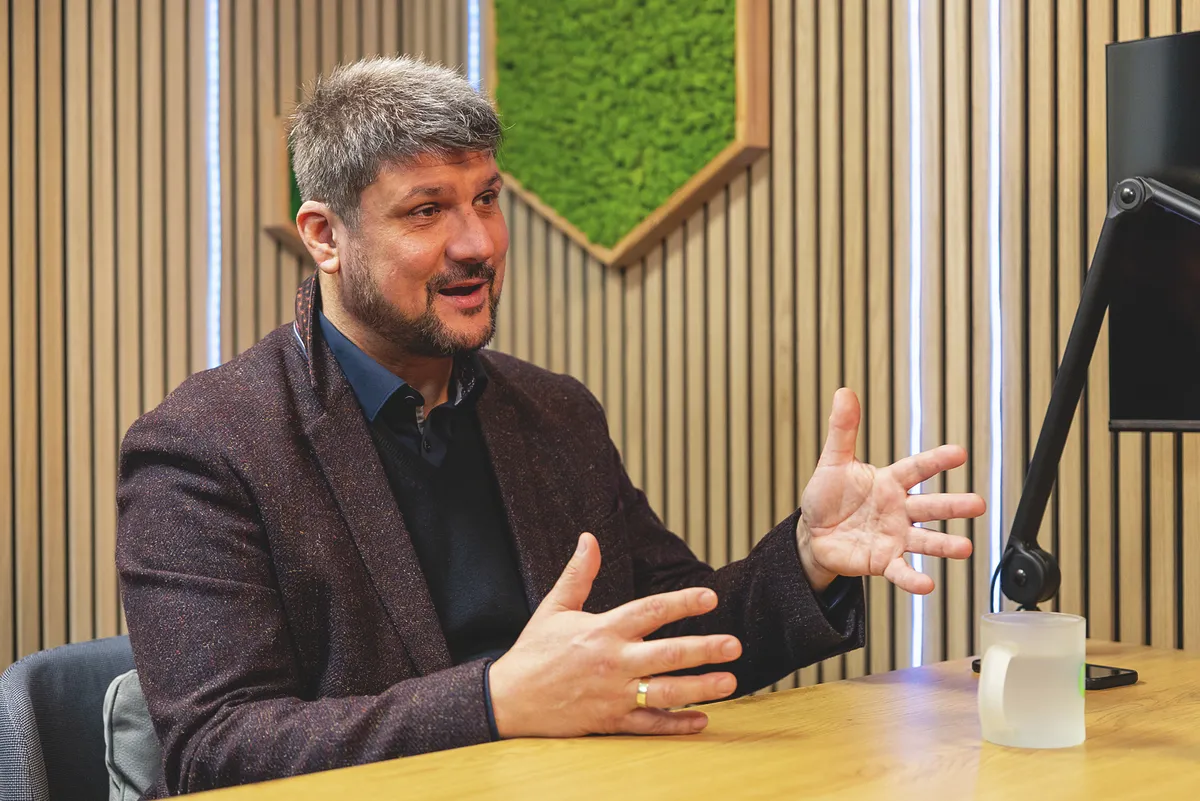 Márk Tibor immár 18 éve kilábalt a drogfüggőségből, most pedig vállalkozása mellett maga is függőkön és családjukon segít