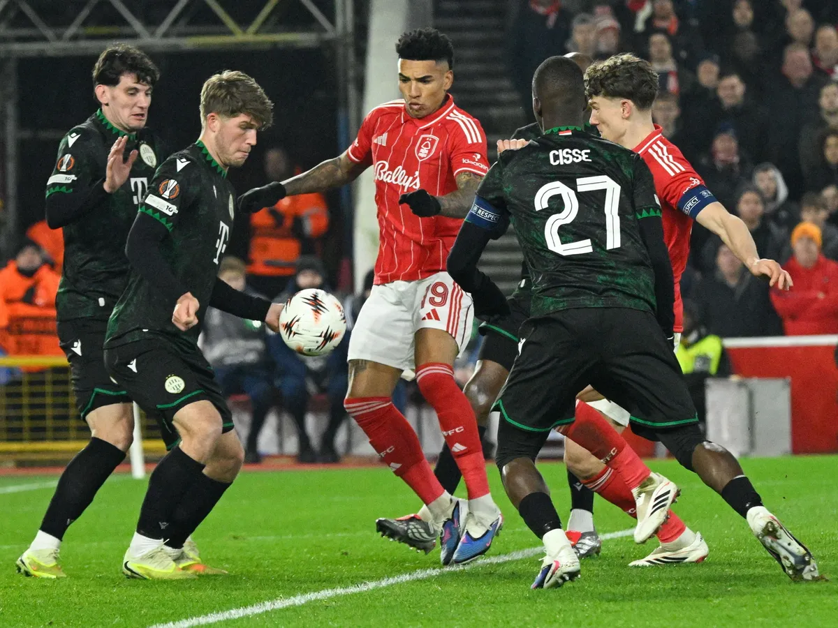 Nottingham, 2026. január 29.
Ötvös Bence (b), Szalai Gábor (b2), a Ferencváros és Igor Jesus (k), a Notthingam játékosa a labdarúgó Európa-liga alapszakaszának 8. fordulójában játszott Notthingam Forest – Ferencváros mérkőzésen az angliai Nottinghamben 2026. január 29-én.
MTI/Koszticsák Szilárd