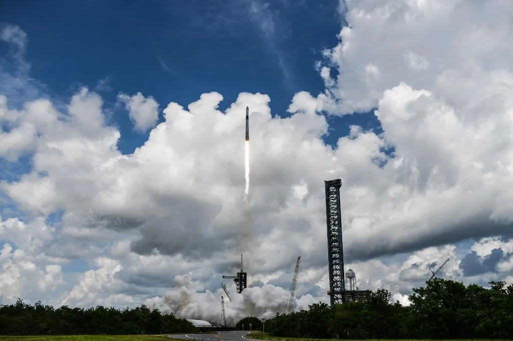 nemzetközi űrállomásA SpaceX Falcon 9 rocket with the Crew Dragon capsule Endeavour carrying the Crew-11 mission lifts off from Launch Complex 39A at NASAs Kennedy Space Center in Florida on August 1, 2025. NASA and SpaceX launched a four-member crew to the International Space Station (ISS) on Friday for the latest research expedition to the orbiting laboratory. American astronauts Zena Cardman and Mike Fincke, Japan's Kimiya Yui, and Roscosmos cosmonaut Oleg Platonov lifted off at 11:43 am aboard a SpaceX Crew Dragon capsule mounted on a Falcon 9 rocket from Kennedy Space Center in Florida. (Photo by CHANDAN KHANNA / AFP)