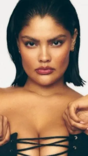 Tömör gyönyör: imádjuk a szexi modell dinnyemelleit – dögös képgaléria