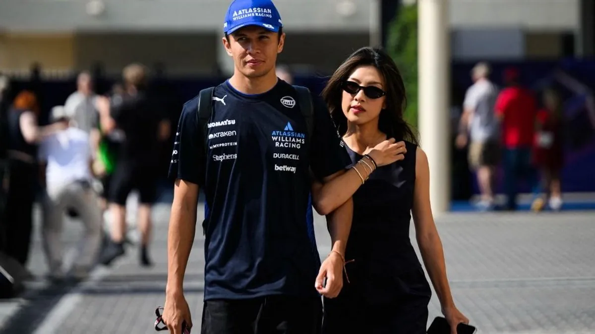 Eljegyezte szuperdögös barátnőjét a Forma-1-es pilóta