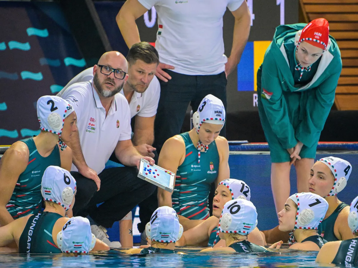 Funchal, 2026. január 27.
Cseh Sándor, a magyar válogatott szövetségi kapitánya (balról) a női vízilabda Európa-bajnokság B csoportjának második fordulójában játszott Magyarország - Románia mérkőzésen a funchali Olimpiai Uszodakomplexumban 2026. január 27-én.
MTI/Szigetváry Zsolt