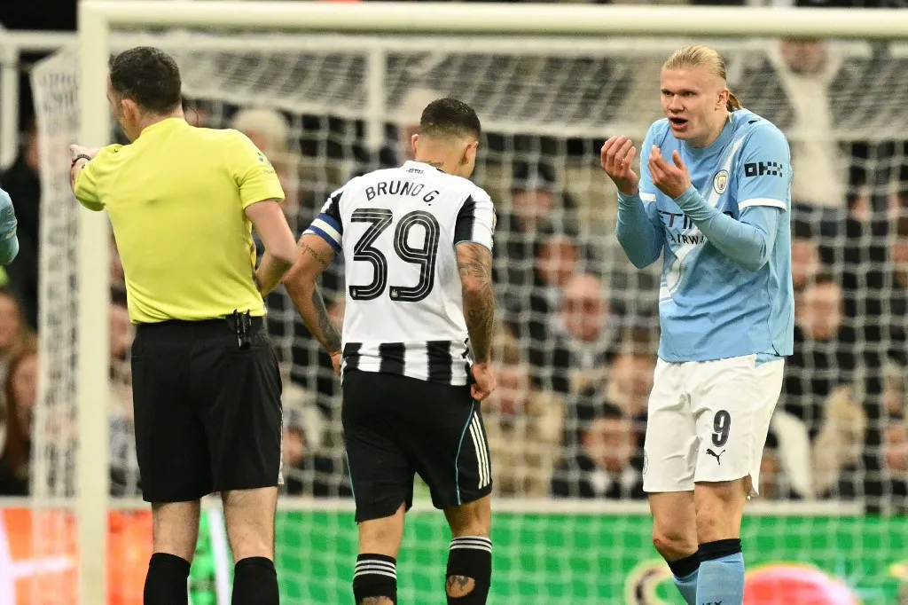 Manchester City's Norwegian striker #09 Erling Haaland (R) gestures during the English League Cup semi-final first leg football match between Newcastle United and Manchester City at St James Park in Newcastle-upon-Tyne, north east England on January 13, 2026. (Photo by Oli SCARFF / AFP) / RESTRICTED TO EDITORIAL USE. No use with unauthorized audio, video, data, fixture lists, club/league logos or 'live' services. Online in-match use limited to 120 images. An additional 40 images may be used in extra time. No video emulation. Social media in-match use limited to 120 images. An additional 40 images may be used in extra time. No use in betting publications, games or single club/league/player publications. / 