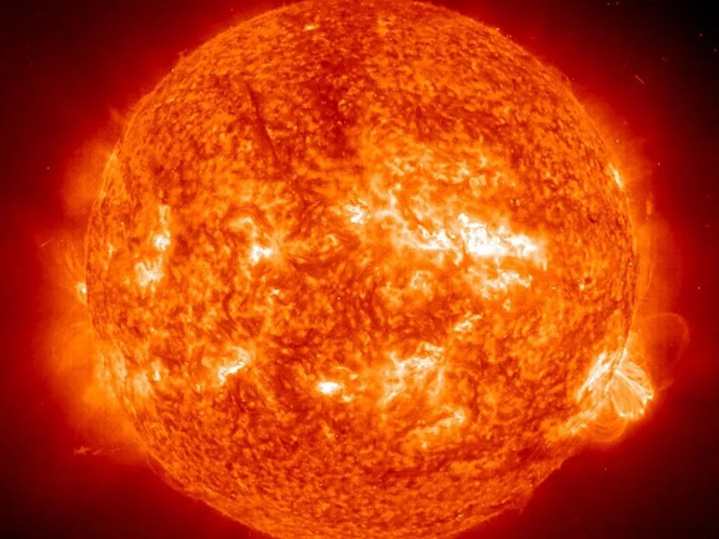 napkitörés This 01 October, 2001 NASA Solar and Heliospheric Observatory (SOHO) EIT (Extreme ultraviolet Imaging Telescope) image of the Sun shows a solar flare leaping out from an active sunspot (lower-R). Solar activity has picked up in the last couple of weeks sending radiation storms toward the Earth resulting in communications interruptions. AFP PHOTO/ NASA (Photo by NASA/SOHO / AFP)