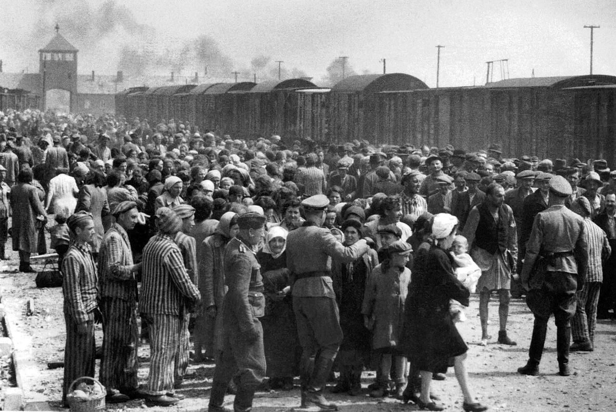 Magyar zsidók „szelekciója” az Auschwitz II–Birkenau rámpáján, a német megszállás alatt álló Lengyelországban, 1944 május–júniusában, a holokauszt utolsó szakaszában.