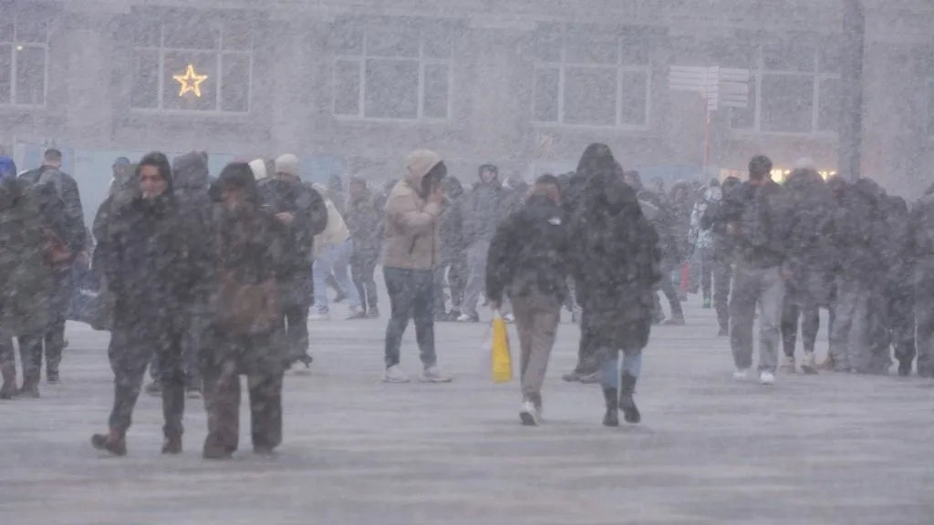 európai hóhelyzet - People walk against the wind and snow in front of the Dom Cathedral in Cologne, Germany, on January 3, 2026. (Photo by Ying Tang/NurPhoto) (Photo by Ying Tang / NurPhoto via AFP)