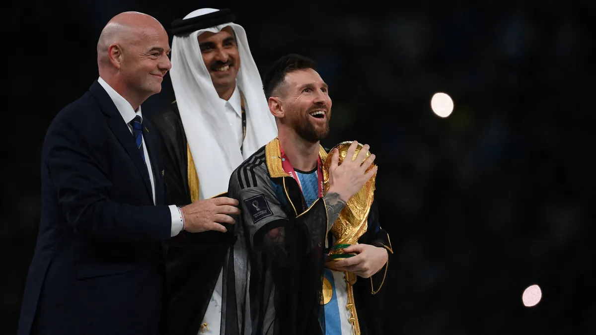 Gianni Infantino (balra) folyamatosan ott van a reflektorfényben