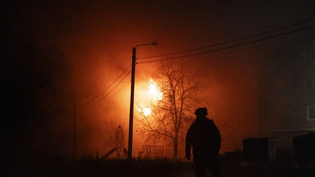 Tűz keletkezett az olajfinomítóban, miután drónok roncsai zuhantak le a létesítmény közelében
