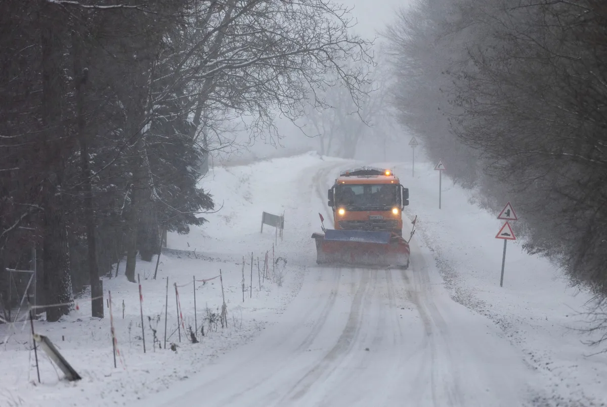 Nagykanizsa, 2026. január 6.
Hókotró halad Nagykanizsa és Galambok közötti 7511-es úton Zalasárszeg közelében 2026. január 6-án.
MTI/Varga György