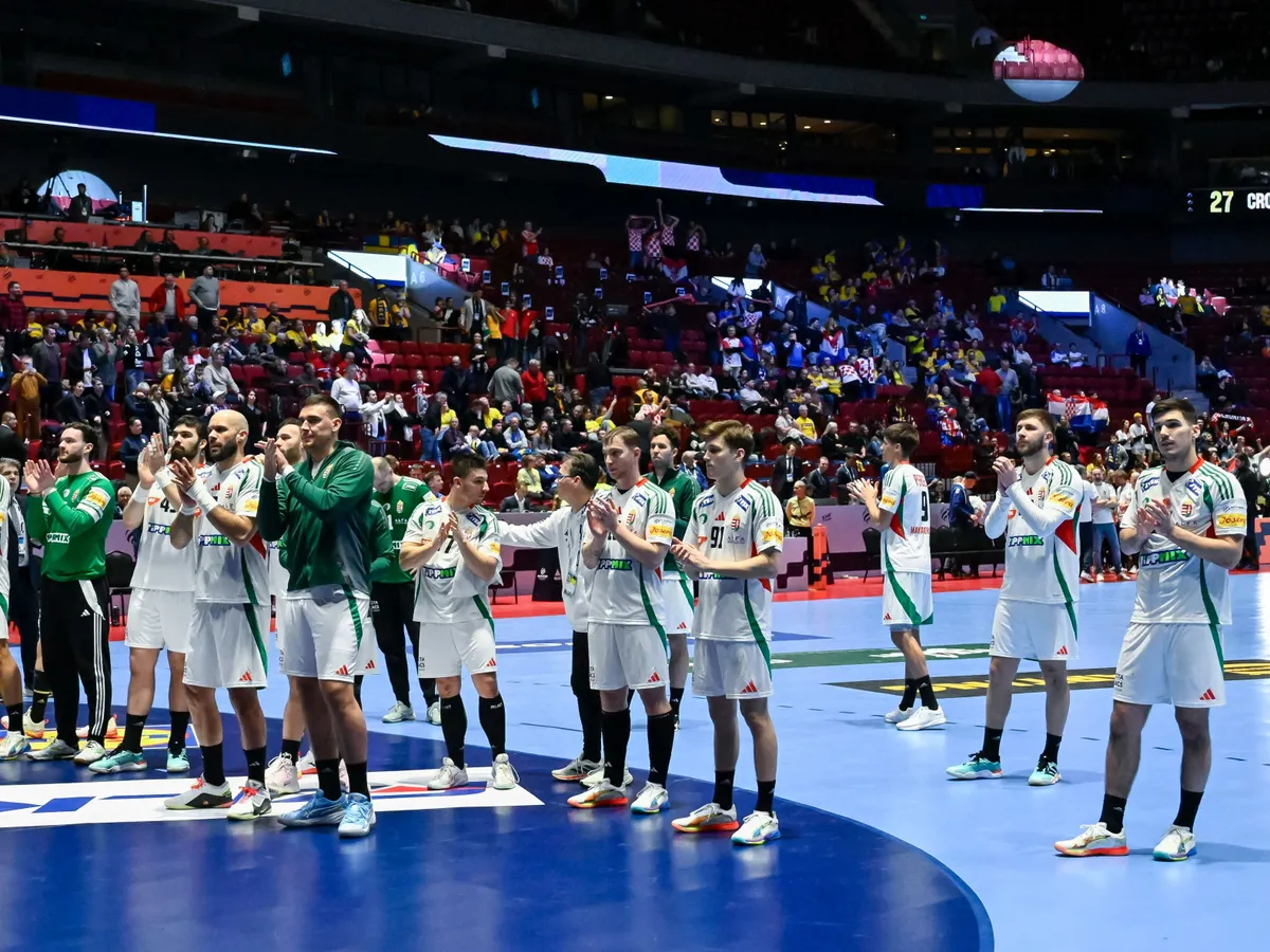 Malmö, 2026. január 28.
A magyar csapat tagjai a dán-norvég-svéd közös rendezésű férfi kézilabda-Európa-bajnokság középdöntőjének 4. fordulójában, a II. csoportban játszott Horvátország - Magyarország mérkőzés után a svédországi Malmö Arénában 2026. január 28-án. A magyar válogatott 27-25-re kikapott.
MTI/Hegedüs Róbert