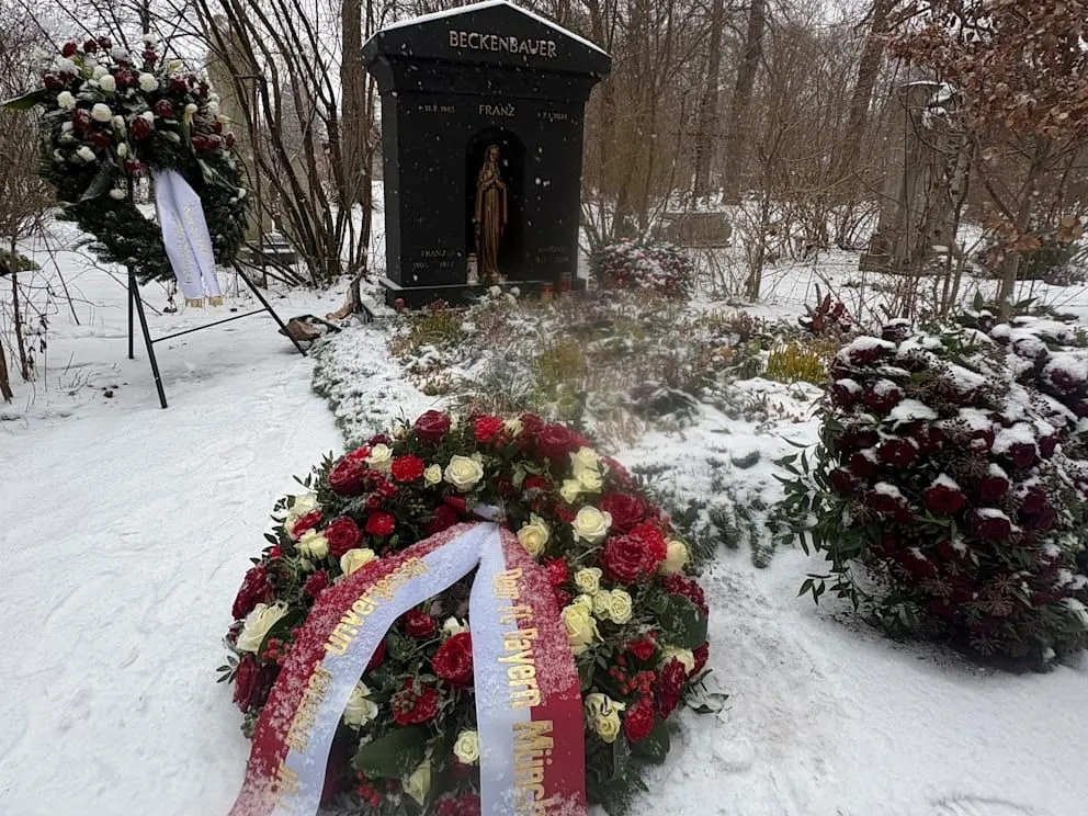 Az FC Bayern München is friss koszorút helyezett el a legendás labdarúgó, Franz Beckenbauer sírjánál
